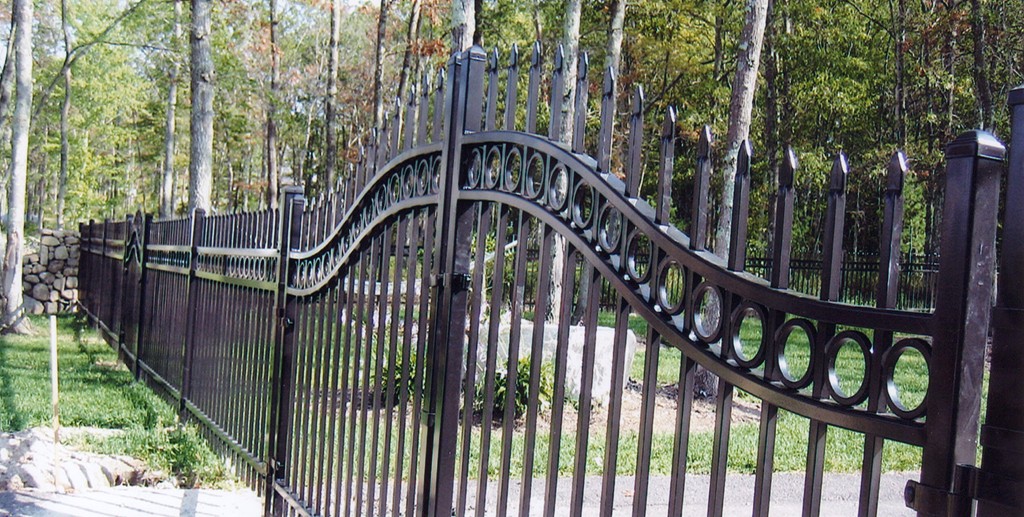 Cổng và tường rào sắt đẹp, phong cách cổ kính